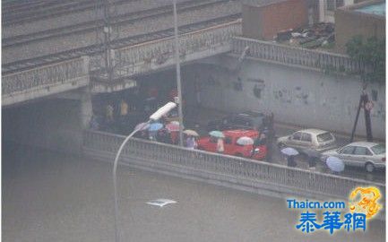 北京大雨致交通大面积瘫痪 545架航班取消