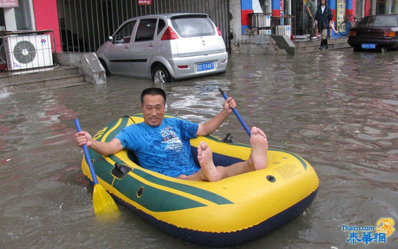 天津遭遇暴雨袭击一片汪洋 市民不忘"雨中取乐"