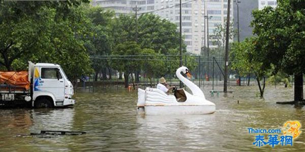 天津遭遇暴雨袭击一片汪洋 市民不忘"雨中取乐"