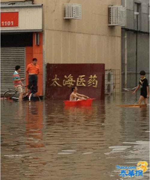 天津遭遇暴雨袭击一片汪洋 市民不忘"雨中取乐"