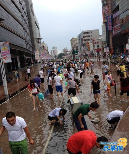 天津遭遇暴雨袭击一片汪洋 市民不忘"雨中取乐"