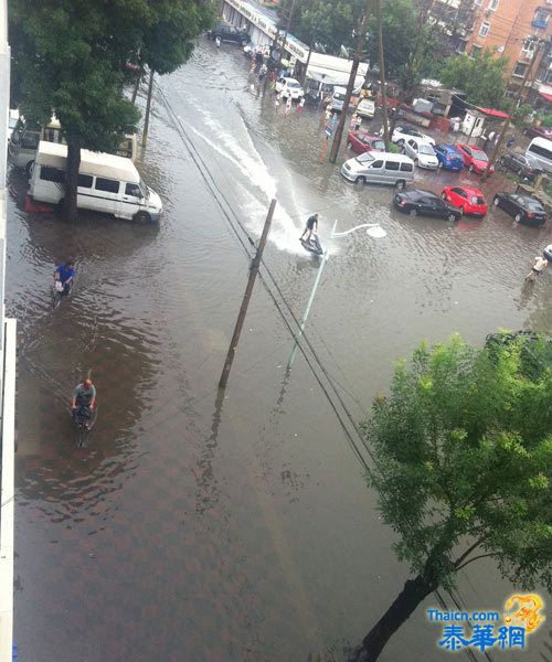 天津遭遇暴雨袭击一片汪洋 市民不忘"雨中取乐"