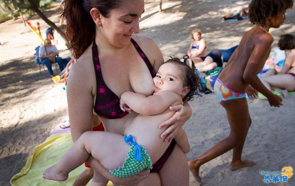 西班牙妈妈海边喂孩子提倡母乳