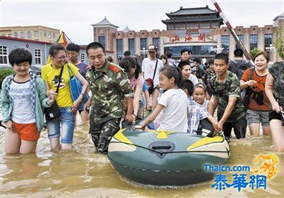 京哈线70余列车停运 山海关车站被淹