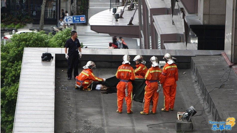 因经济拮据 上海一市民广场坠亡