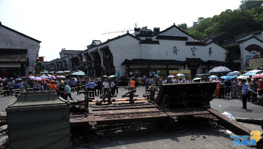 杭州闹市区景点一牌坊倒塌 2死3伤