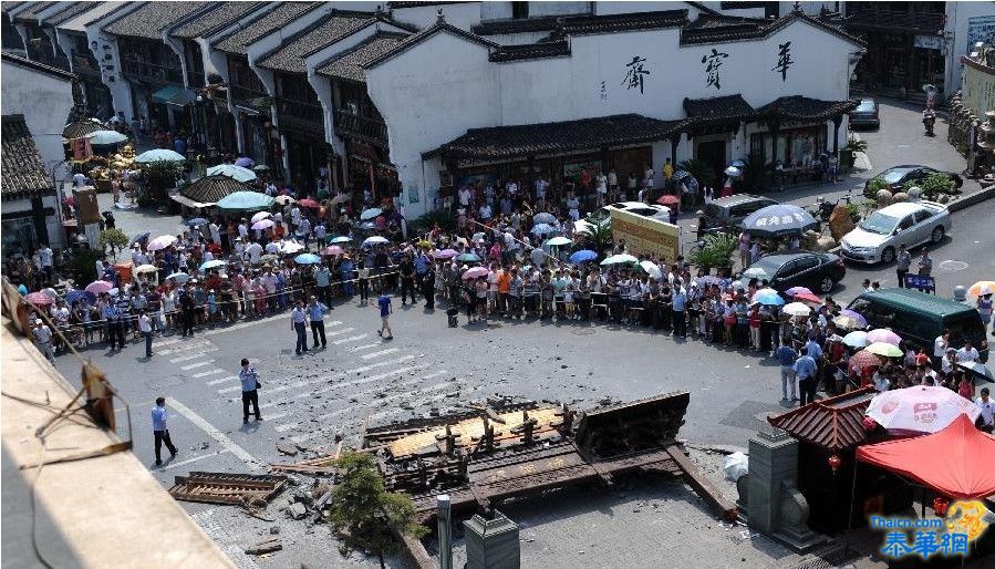 杭州闹市区景点一牌坊倒塌 2死3伤