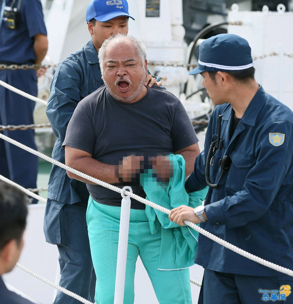 香港保钓人士被戴手铐押到冲绳