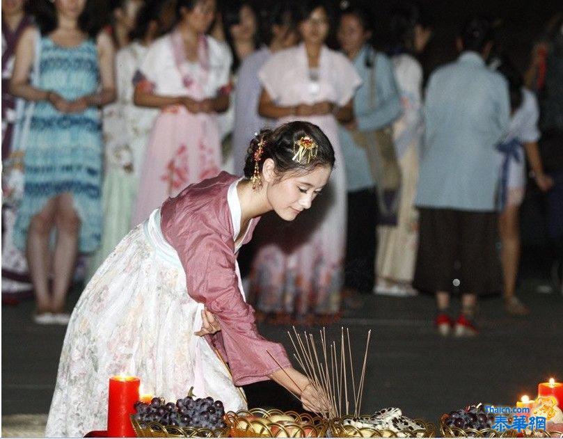 年轻女子七夕前夕“拜织女”急求赐姻缘