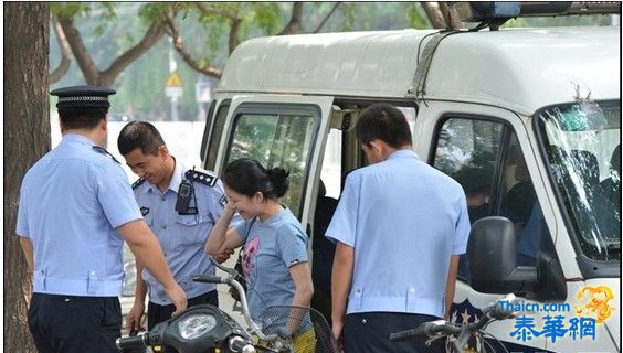 北京一女子向日使馆扔瓶 遭带走