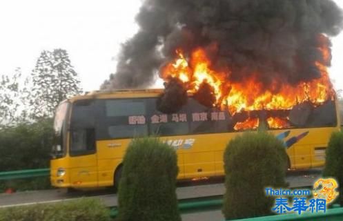 安徽合铜黄高速卧铺车起火 12名乘客逃生