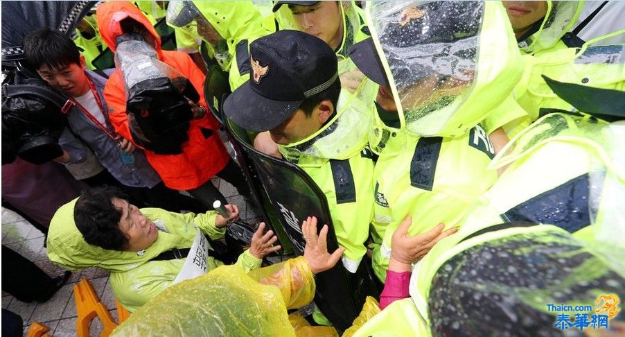 韩国民众冒雨举行反日集会 要求日本就独岛言论道歉