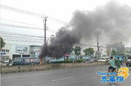 上海一车主烧自己日系车 现场拉横幅：不忘国耻