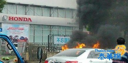 上海一车主烧自己日系车 现场拉横幅：不忘国耻