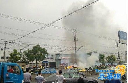 上海一车主烧自己日系车 现场拉横幅：不忘国耻