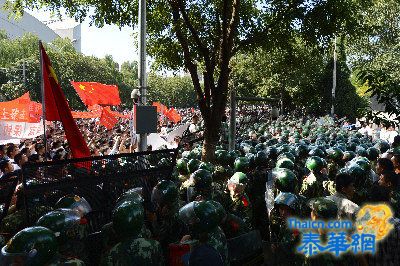 中国各地保钓示威升级 北京千人冲击日本使馆