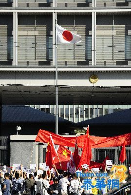 中国各地保钓示威升级 北京千人冲击日本使馆