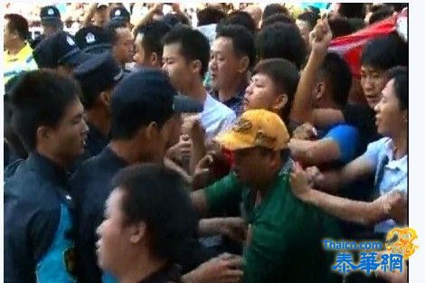 深圳数万人保钓大游行 警方放催泪弹水炮驱赶