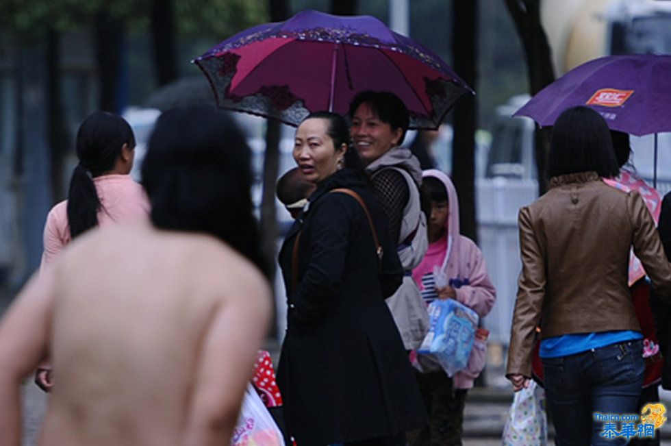 贵阳一妇女全身赤裸街头漫步 引市民围观