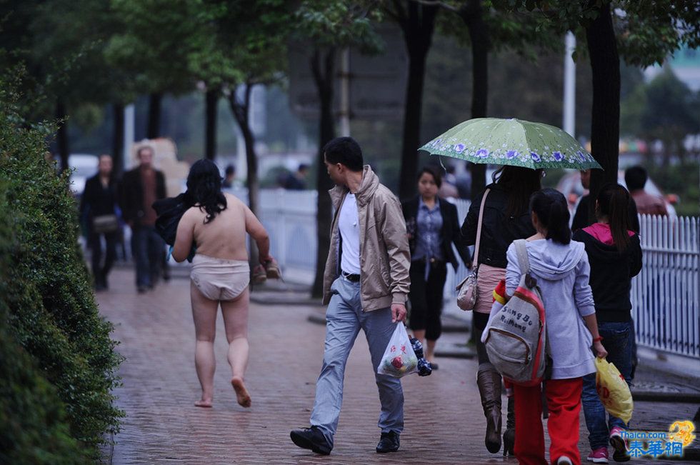 贵阳一妇女全身赤裸街头漫步 引市民围观