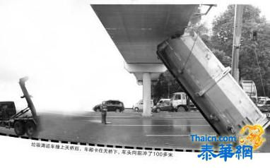 离奇车祸现场:车头飙出百米车厢仍卡在桥下