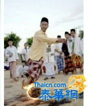 印尼学生流行赤脚踢"火足球" 挑战勇气