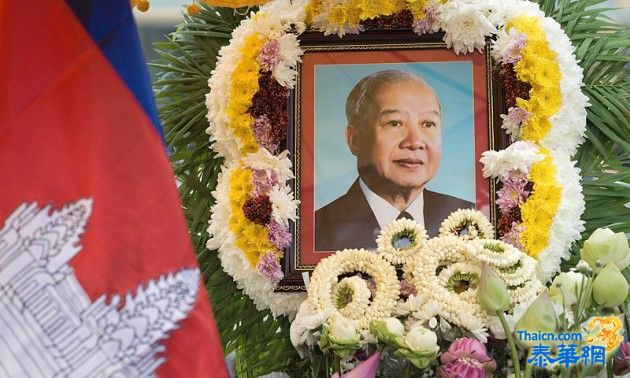 พระศพอดีตกษัตริย์ถึงกัมพูชาแล้ว ประชาชนรับเสด็จด้วยความอาลัย