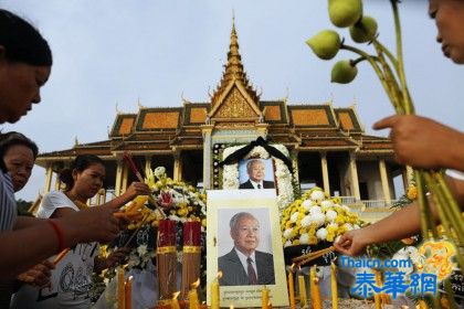 พระศพอดีตกษัตริย์ถึงกัมพูชาแล้ว ประชาชนรับเสด็จด้วยความอาลัย