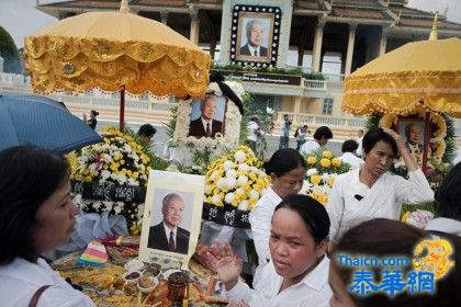พระศพอดีตกษัตริย์ถึงกัมพูชาแล้ว ประชาชนรับเสด็จด้วยความอาลัย