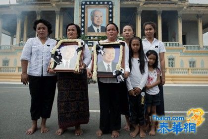 พระศพอดีตกษัตริย์ถึงกัมพูชาแล้ว ประชาชนรับเสด็จด้วยความอาลัย