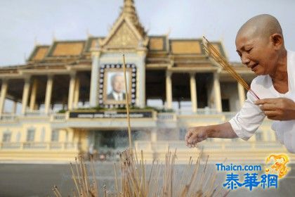 พระศพอดีตกษัตริย์ถึงกัมพูชาแล้ว ประชาชนรับเสด็จด้วยความอาลัย