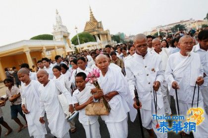 กษัตริย์นโรดมสีหมุนี รับพระศพพระบิดา กลับกัมพูชาพุธนี้