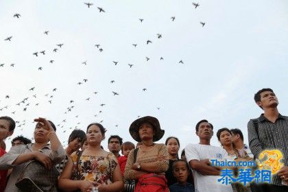 กษัตริย์นโรดมสีหมุนี รับพระศพพระบิดา กลับกัมพูชาพุธนี้