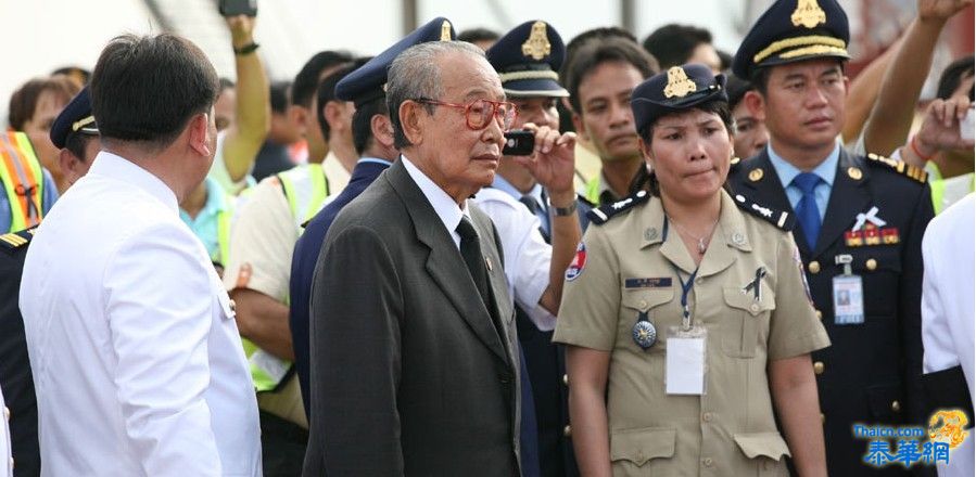 西哈努克太皇灵柩抵达柬埔寨