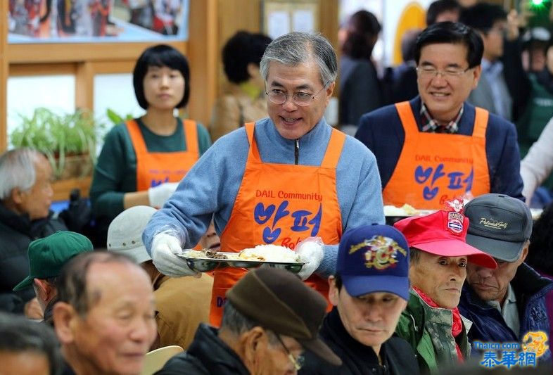 韩总统候选人文在寅竞选活动 为百姓端米饭