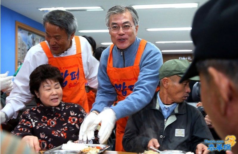 韩总统候选人文在寅竞选活动 为百姓端米饭