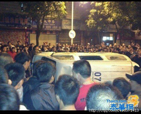 福建福安民众在车祸现场打砸掀翻3辆警车