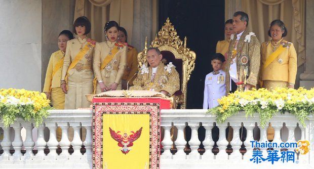 ปลื้มปีตี"ในหลวง"เสด็จออก ณ สีหบัญชร เปล่งเสียง"ทรงพระเจริญ"กึกก้อง