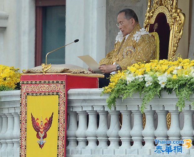 ปลื้มปีตี"ในหลวง"เสด็จออก ณ สีหบัญชร เปล่งเสียง"ทรงพระเจริญ"กึกก้อง