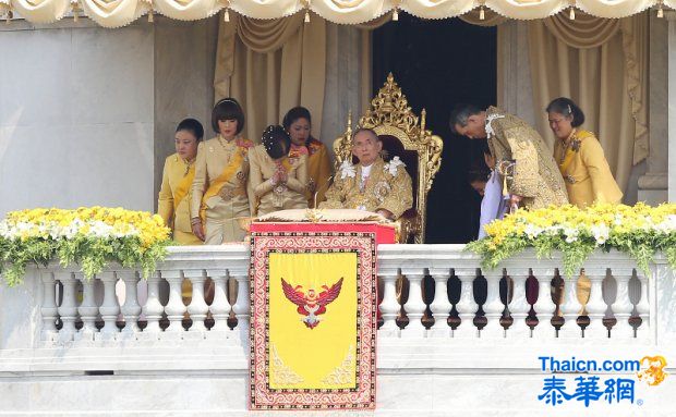 ปลื้มปีตี"ในหลวง"เสด็จออก ณ สีหบัญชร เปล่งเสียง"ทรงพระเจริญ"กึกก้อง