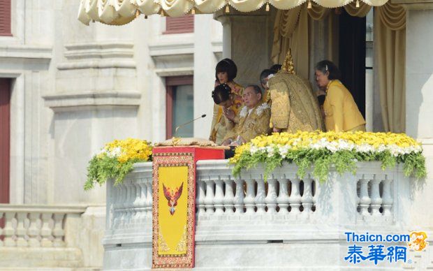 ปลื้มปีตี"ในหลวง"เสด็จออก ณ สีหบัญชร เปล่งเสียง"ทรงพระเจริญ"กึกก้อง