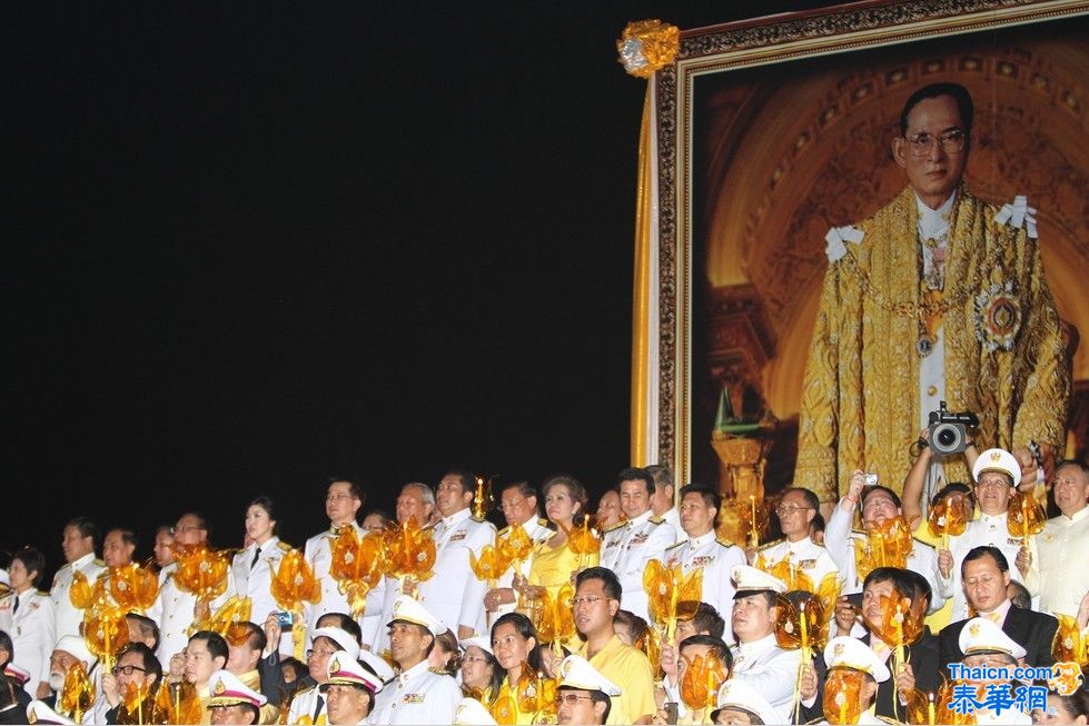 สว่างไสวทั้งแผ่นดิน ร่วมใจจุดเทียนชัยถวายพระพร