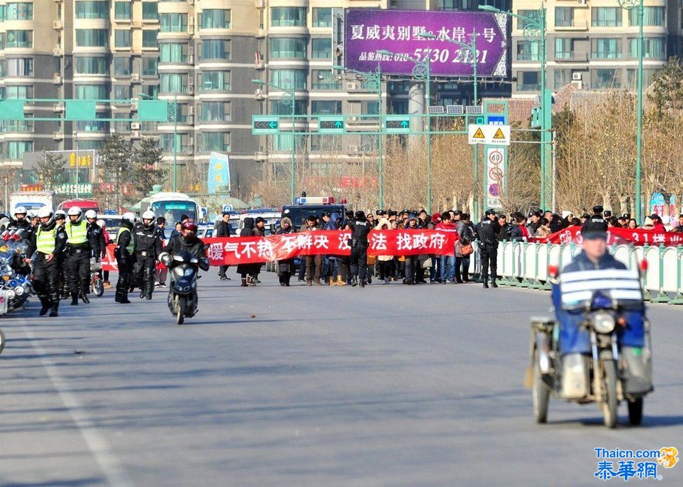 北京东燕郊居民因没有暖气上街堵路