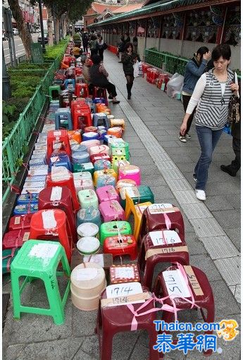 台北龙山寺现“椅潮” 提前排队求平安