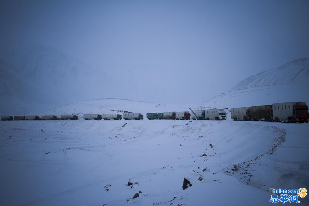 中巴边境突降大雪致逾40辆货车近60人被困帕米尔高原