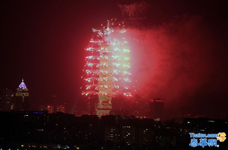 台北101大楼施放璀璨烟火迎新年