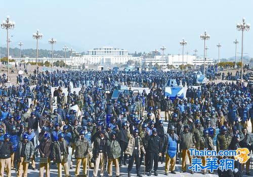 巴基斯坦首都百万人大游行 要求解散政府(图)