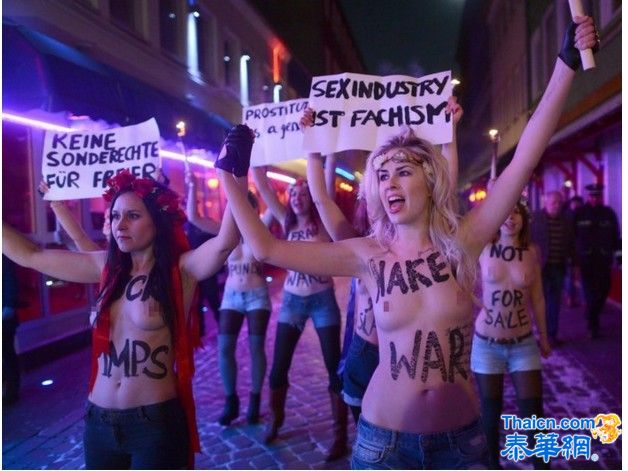 女权组织成员袒胸露乳在德国红灯区抗议卖淫
