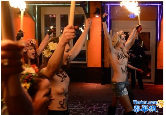 女权组织成员袒胸露乳在德国红灯区抗议卖淫