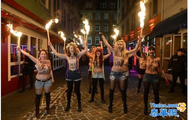 女权组织成员袒胸露乳在德国红灯区抗议卖淫